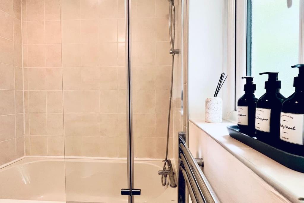 Urban Bliss Stylish Townhouse With Free Parking For A Convenient City Stay Liverpool Extérieur photo