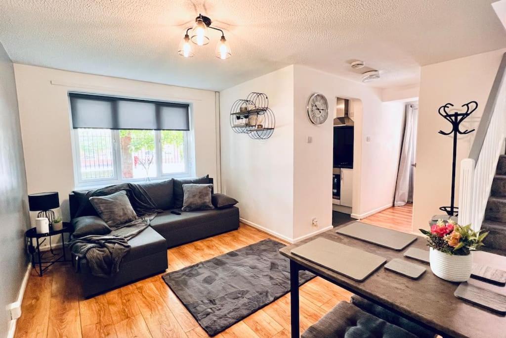 Urban Bliss Stylish Townhouse With Free Parking For A Convenient City Stay Liverpool Extérieur photo
