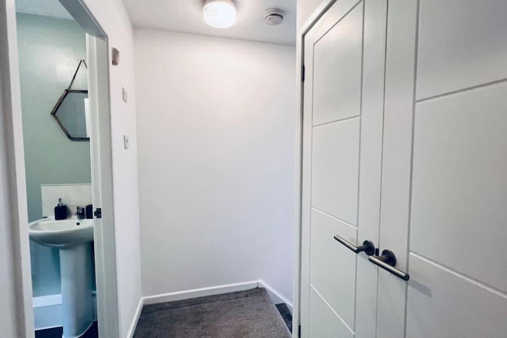 Urban Bliss Stylish Townhouse With Free Parking For A Convenient City Stay Liverpool Extérieur photo
