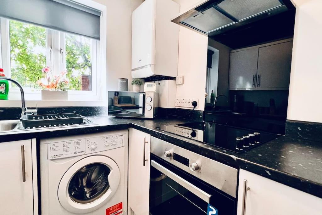 Urban Bliss Stylish Townhouse With Free Parking For A Convenient City Stay Liverpool Extérieur photo