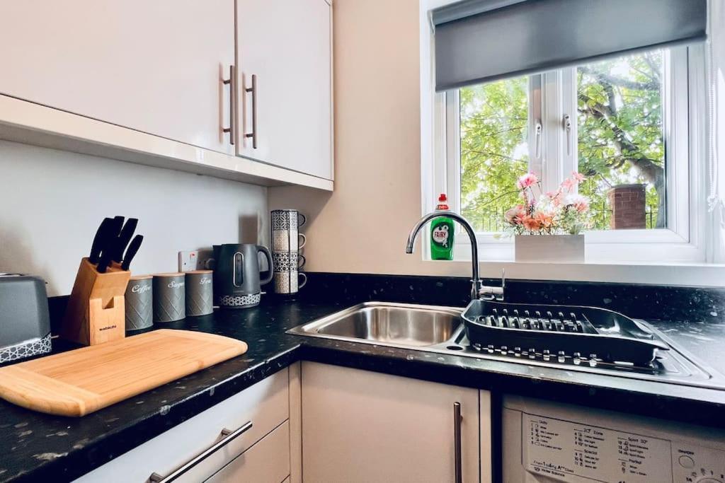 Urban Bliss Stylish Townhouse With Free Parking For A Convenient City Stay Liverpool Extérieur photo