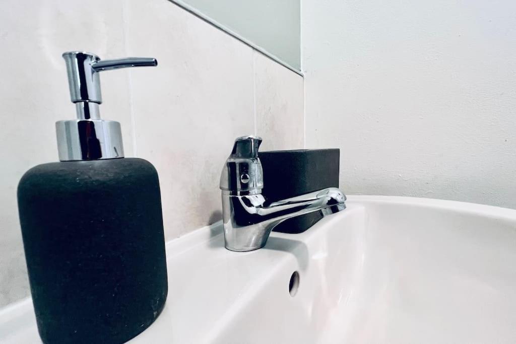 Urban Bliss Stylish Townhouse With Free Parking For A Convenient City Stay Liverpool Extérieur photo
