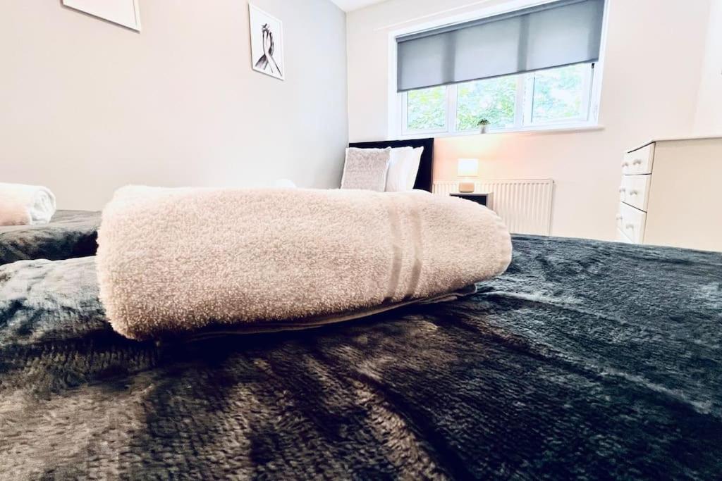 Urban Bliss Stylish Townhouse With Free Parking For A Convenient City Stay Liverpool Extérieur photo