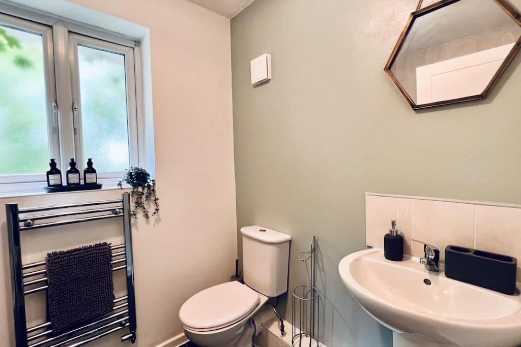 Urban Bliss Stylish Townhouse With Free Parking For A Convenient City Stay Liverpool Extérieur photo